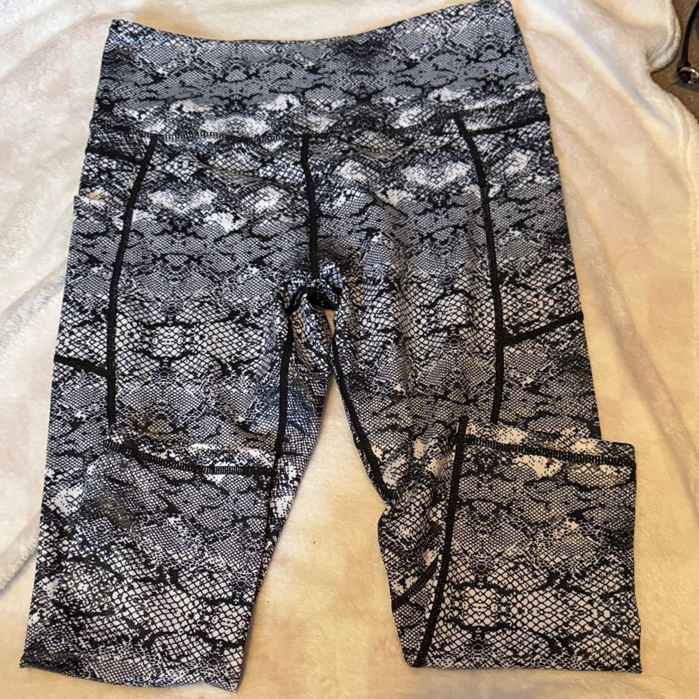 ZYIA Black and White Snake Print Capris